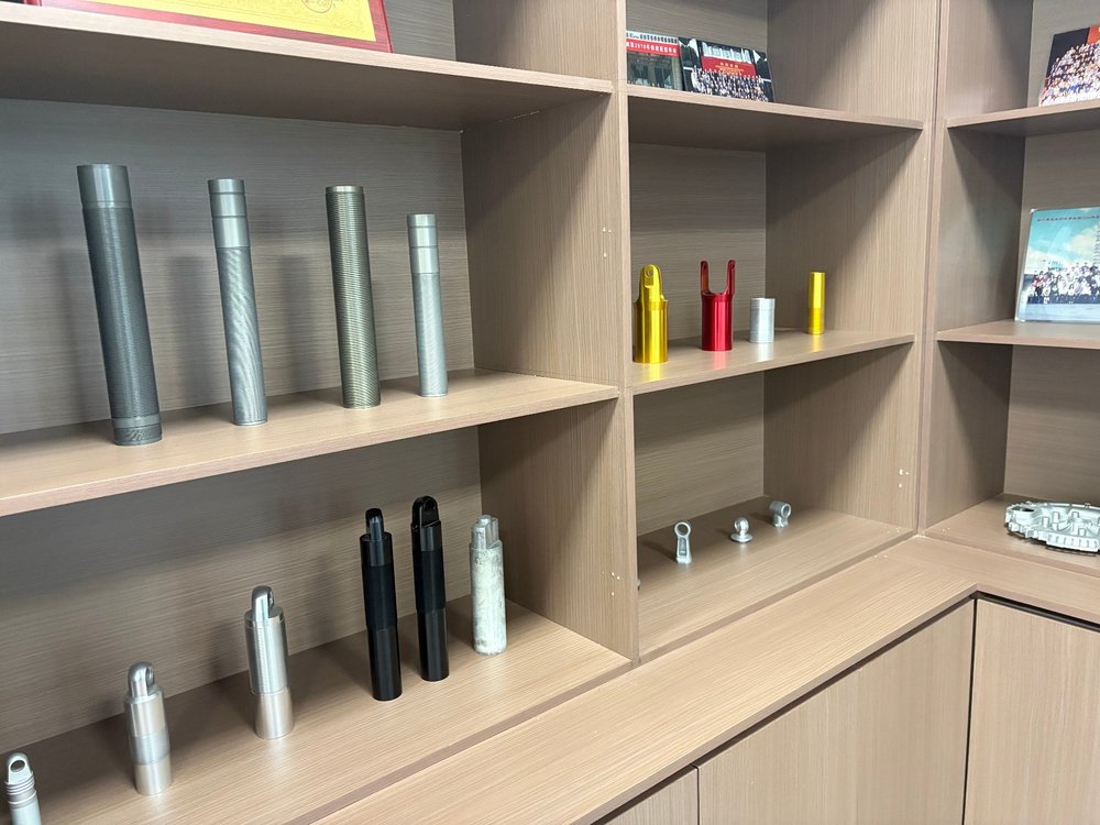 Threaded aluminum tubes and fittings in showroom